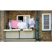 875_3305 Hemden und Bettwäsche auf einem Balkon in Hamburg Ottensen. | Wäsche auf der Leine - große Wäsche trocknen im Freien.